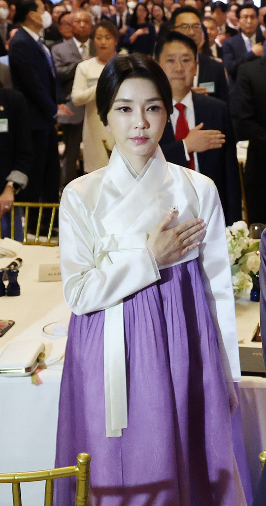 김건희 여사가 20일(현지시간) 미국 뉴욕 시내 한 연회장에서 열린 동포간담회에서  한복을 입고 국민의례를 하고 있다. <뉴욕=연합뉴스>
